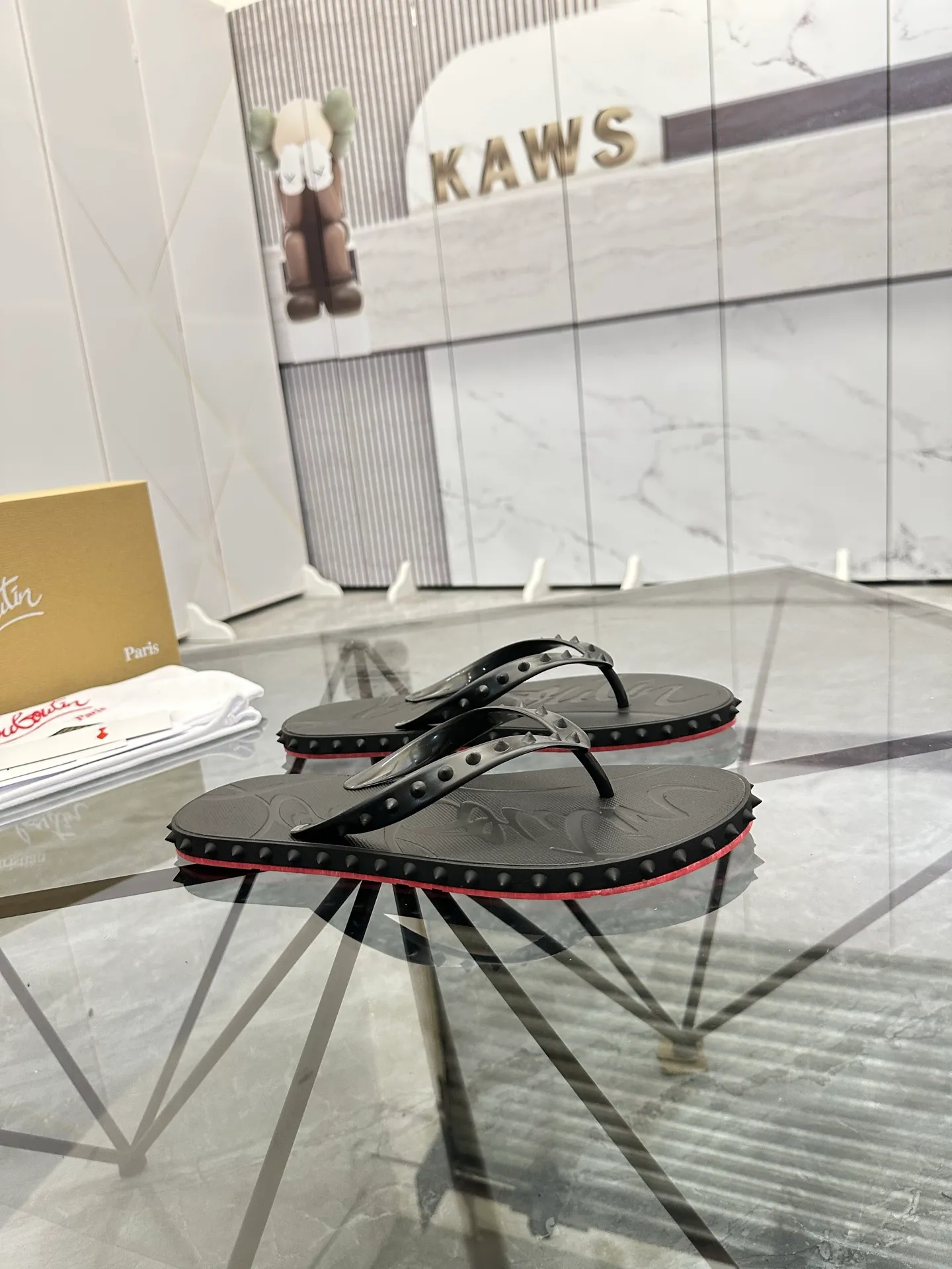 Men's shoes: 💰P280¥ Product trademark: CL red-soled shoes* "CL*" flip-flops Regular size: 36-44 (can be customized to 45.46) Couple style Product materials: Original material from upper counter, 5D color printing process, high-end rivets, original lining, original outsole. Number: 789